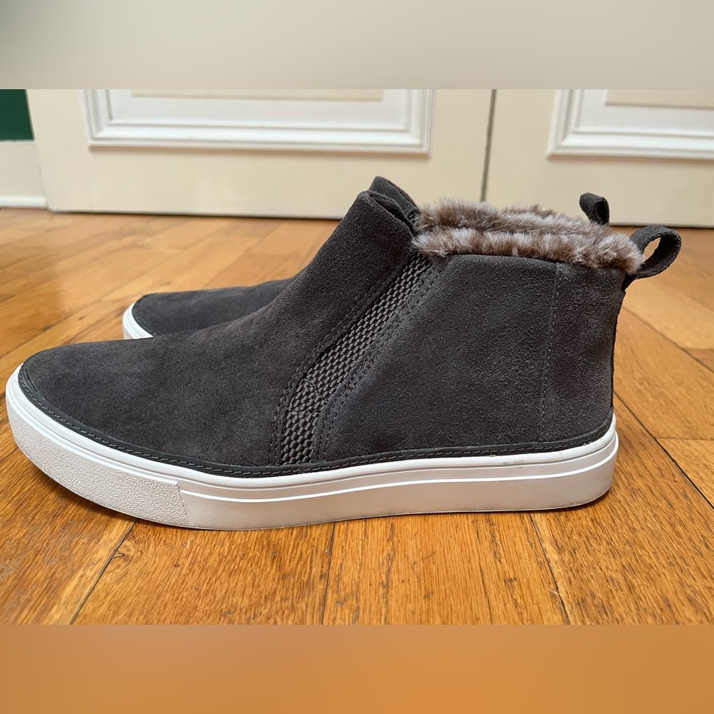 TOMs slip on grey bootie. Sz 9.5
